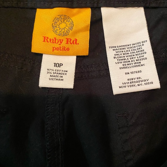 Ruby Rd Capris - Picture 4 of 4